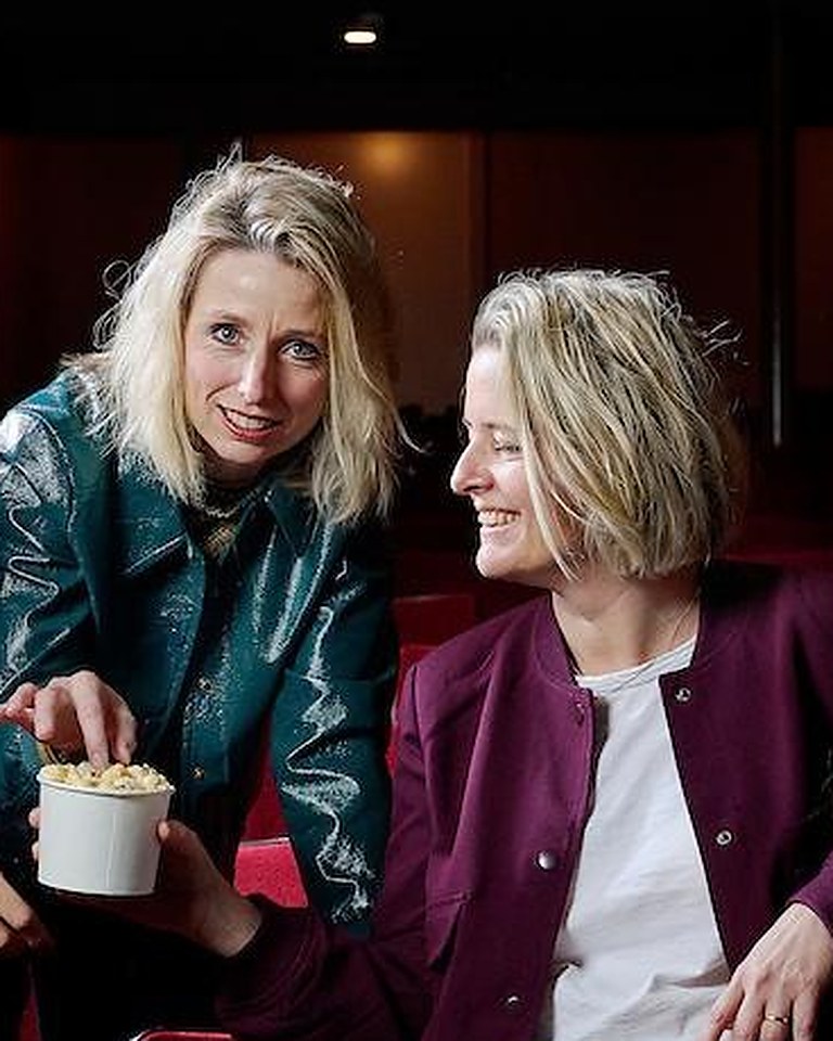 Carlijn en Ellen in de theaterzaal