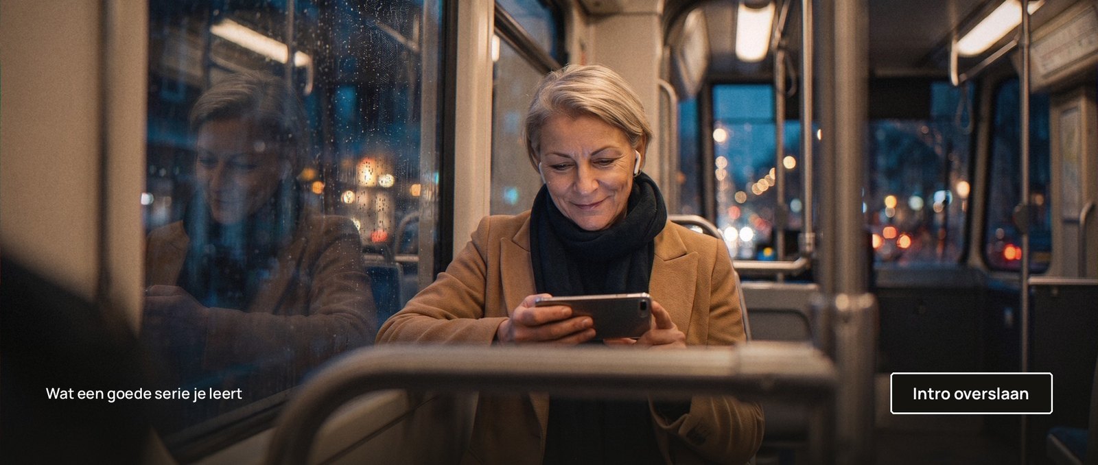 Dezelfde vrouw kijkt 's avonds in de tram geboeid een serie op haar telefoon